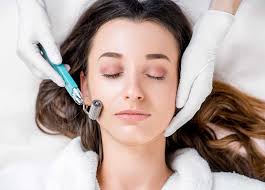 Microneedling vs. Home Rollers